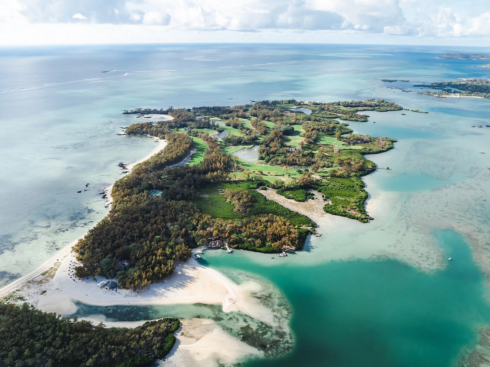 Photographie aérienne de Île aux Cerfs et de son lagon turquoise à Maurice